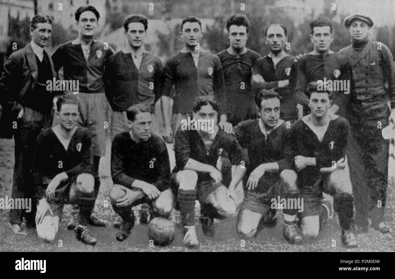 . Italiano: La formazione del Genoa 1924-25 con lo scudetto sul petto Licensing 1925 . 1925. Unknown 33 Genoa 1924-25 Stock Photo