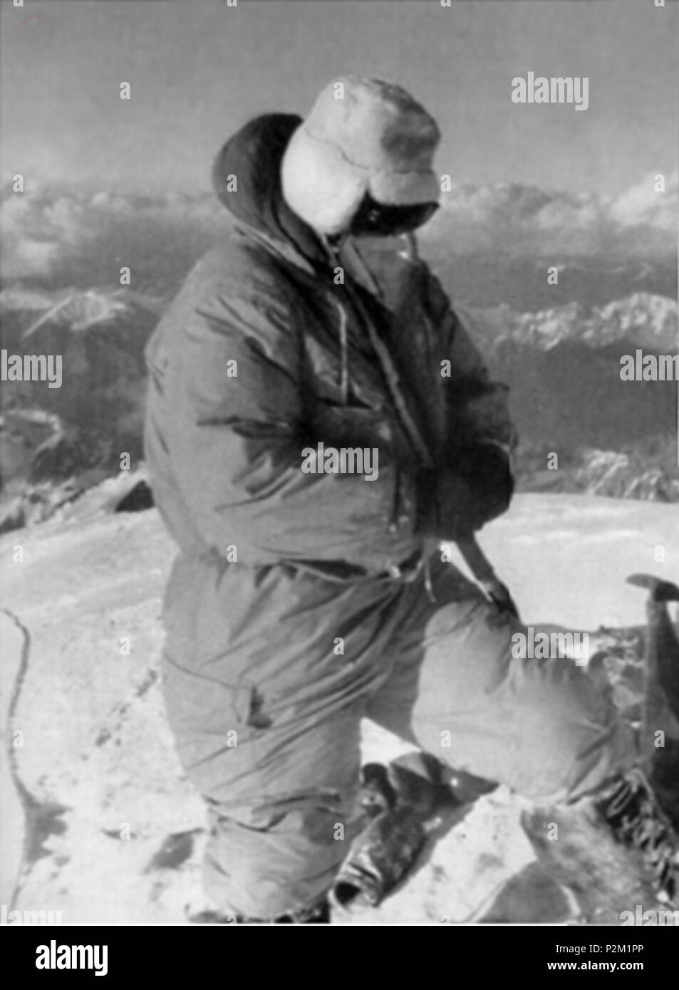 . English: Achille Compagnoni on the summit of K2, using oxigen mask. Italiano: Achille Compagnoni sulla vetta del K2, con la maschera d'ossigeno. 31 July 1954. Lino Lacedelli 19 Compagnoni summit K2 Stock Photo