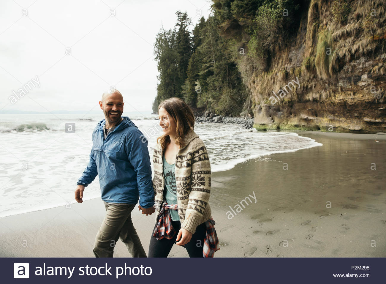 Couple walking on a beach holding hands hi-res stock photography and ...