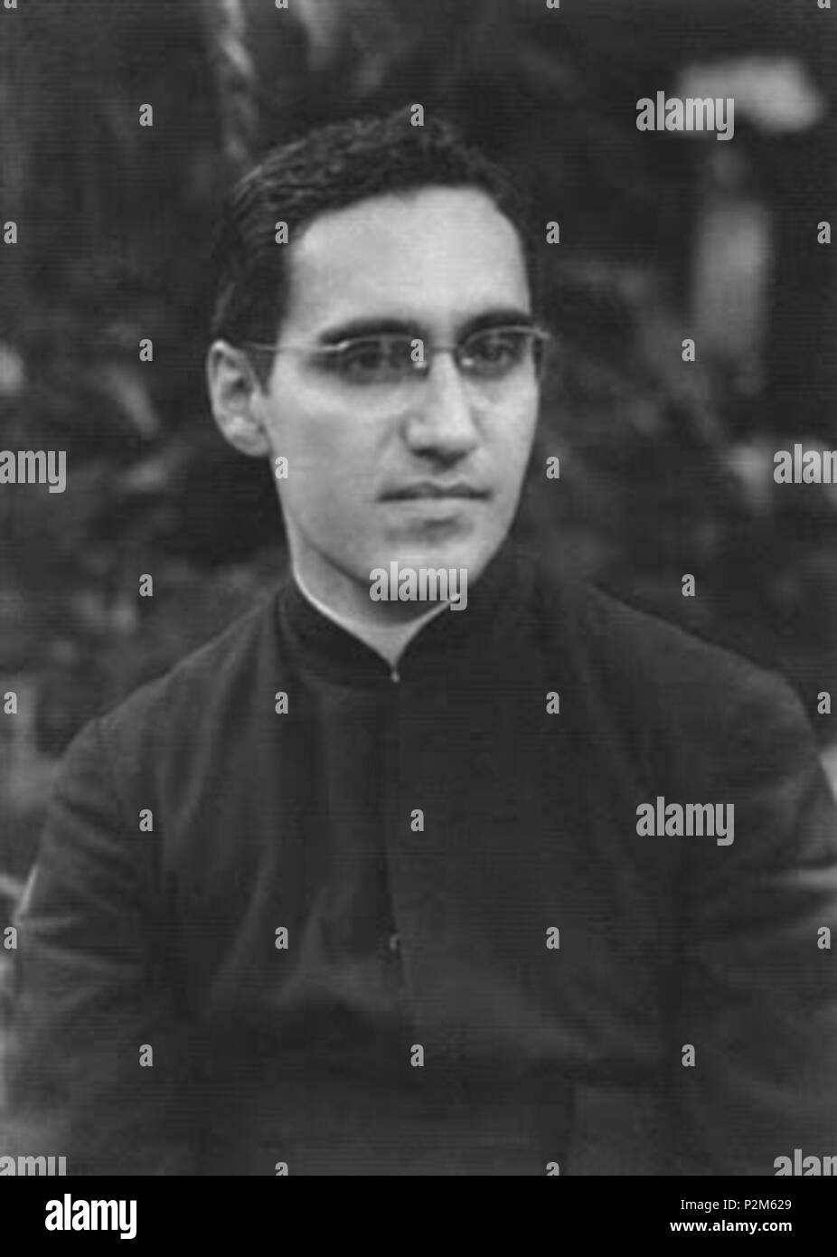 . English: On May 24, 1941, a young Oscar Romero, studying for the priesthood in Rome, prayed to the Sacred Heart of Jesus to, 'Burn off the slag and make me an iron, red hot with your love.' (J. Delgado, 'Romero, Un joven aspirante a la santidad' (Romero, a young aspirant to saintliness), ORIENTACIÓN, Vol. LV Nº 5463, March 25, 2007.) Español: Óscar Arnulfo Romero en 1941. 24 May 1941. Unknown 57 MOAR 3 Stock Photo