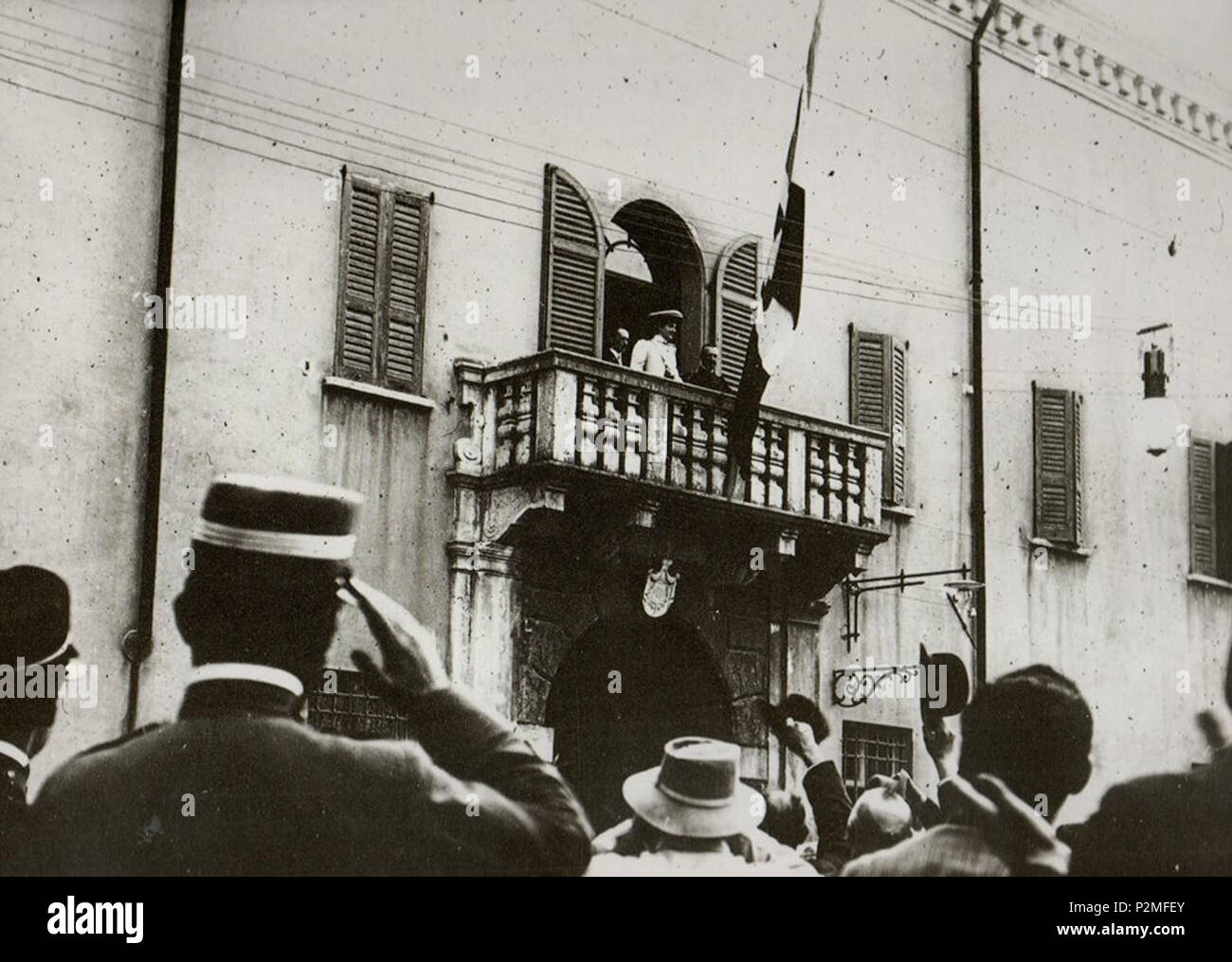 . Italiano: I Reali al balcone di Palazzo Gonzaga . 1909. Giuseppe Amadei 39 I Reali al balcone di Palazzo Gonzaga Stock Photo