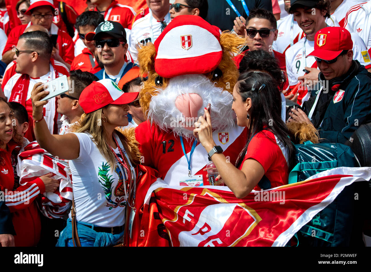 abort Skrøbelig fortov Moscow, Russia - June, 2018: Peru football fans on world cup championship  in Moscow, Russia Stock Photo - Alamy