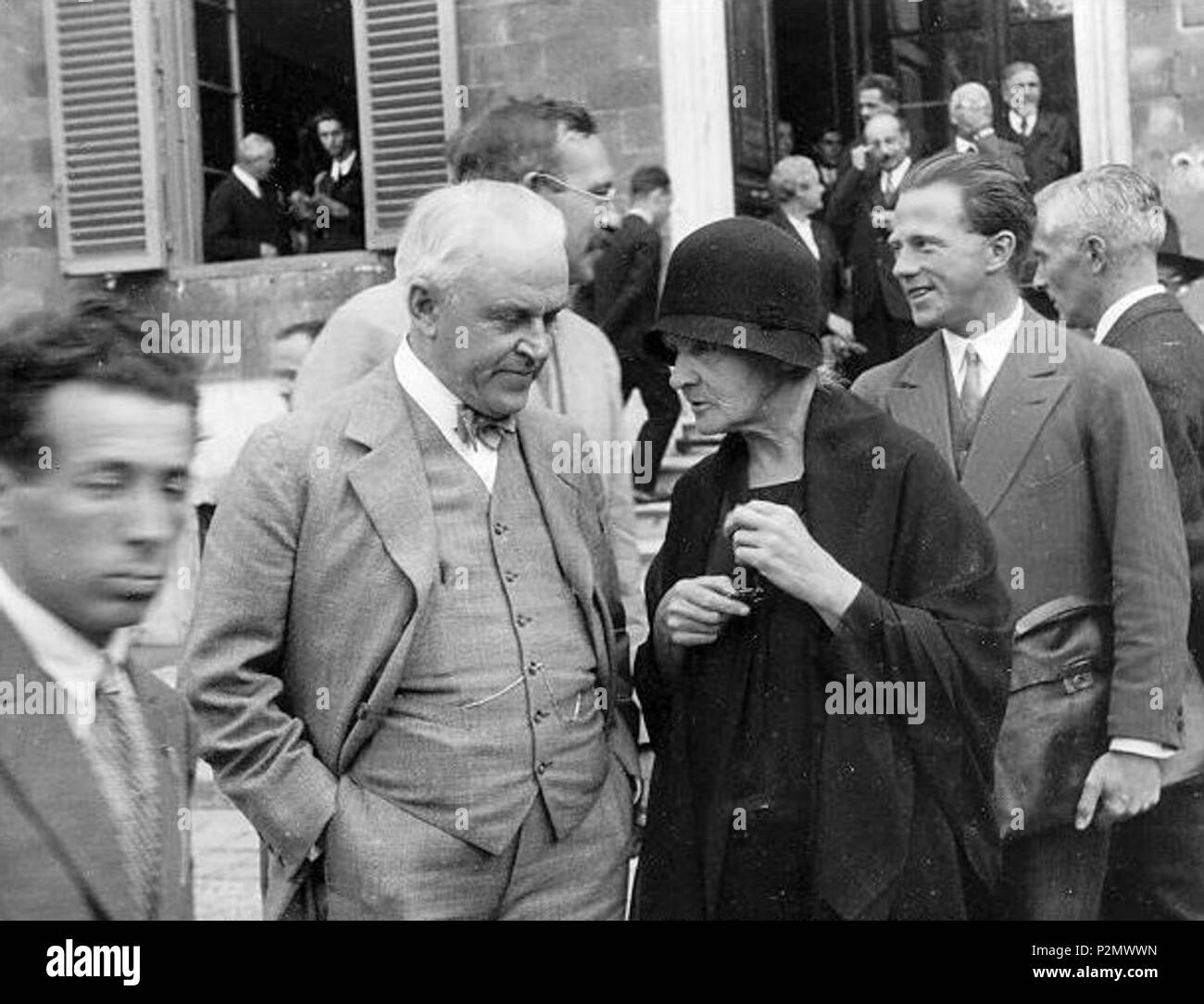 . English: Maria Sklodowska-Curie talking with Robert A. Millikan ...