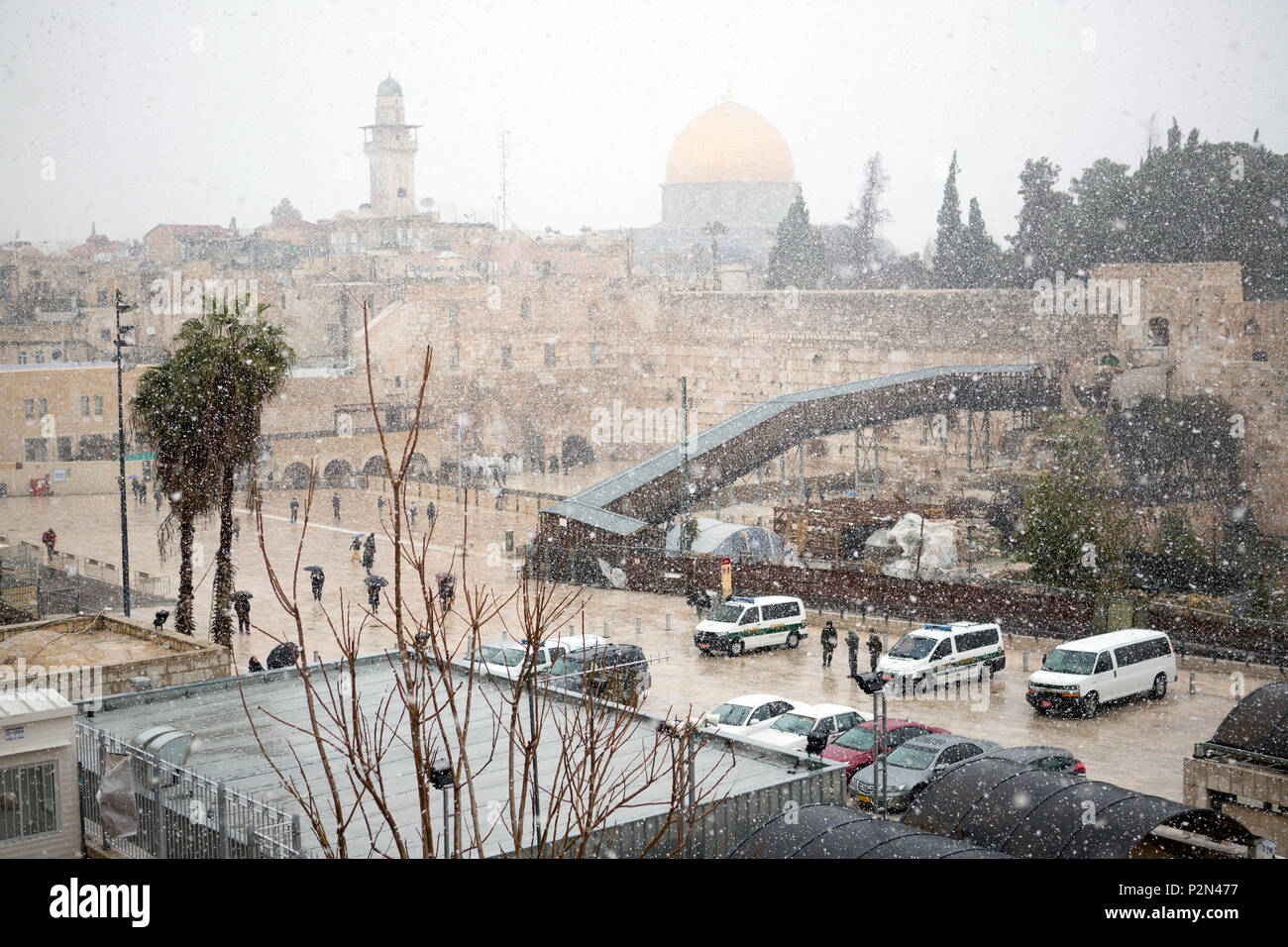 Temple mountain in Jerusalem, Dome of the rock at snow Stock Photo - Alamy