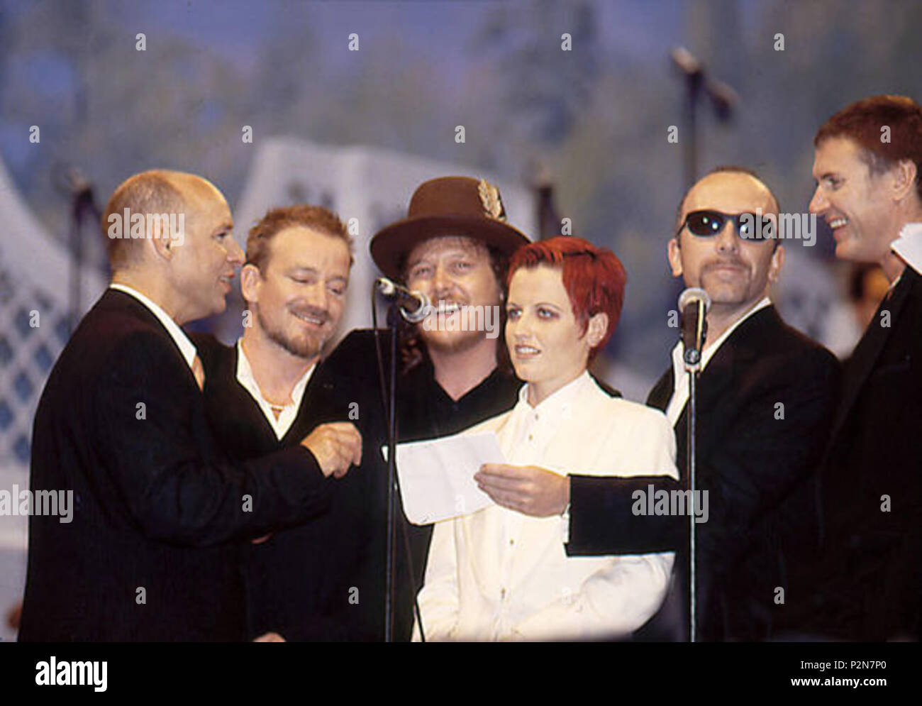 . Italiano: Brian Eno, Bono, Zucchero, Dolores O'Riordan, The Edge e Simon Le Bon sul palco del Pavarotti & Friends 1995 a Modena . 12 September 1995. Unknown 69 Pavarotti&amp;Friends 1995 Stock Photo