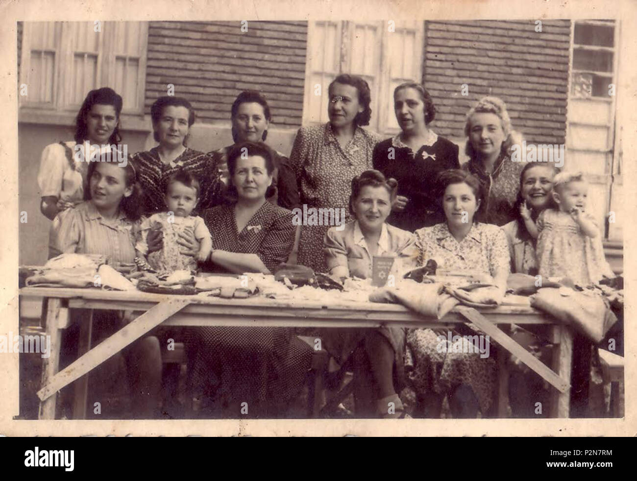 . ?????: ??????? ????? ??????? ????????? . between 1945 and 1950. Unknown 69 People in Grugliasco dp camp Stock Photo