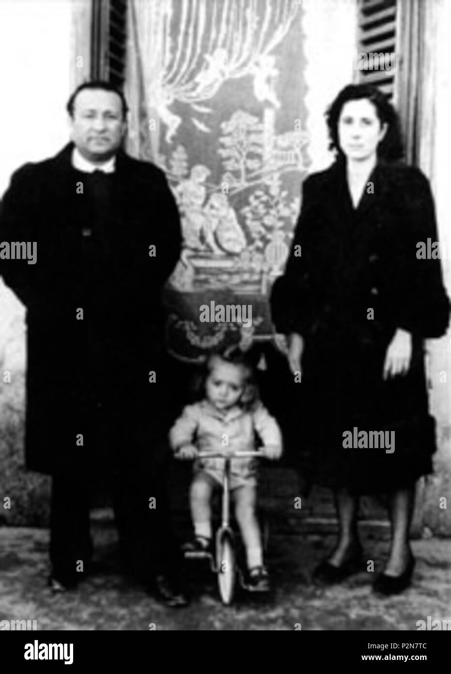 . Italiano: Peppino Impastato a due anni con il padre Luigi e la madre Felicia Bartolotta. 1950. Unknown 69 Peppino Impastato - child Stock Photo