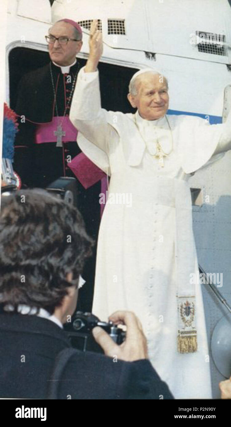 . Italiano: Papa Giovanni Paolo II assieme al cardinale e arcivescovo italiano Vincenzo Fagiolo . 19 March 1983. Unknown 72 Pope John Paul II and Vincenzo Fagiolo Stock Photo