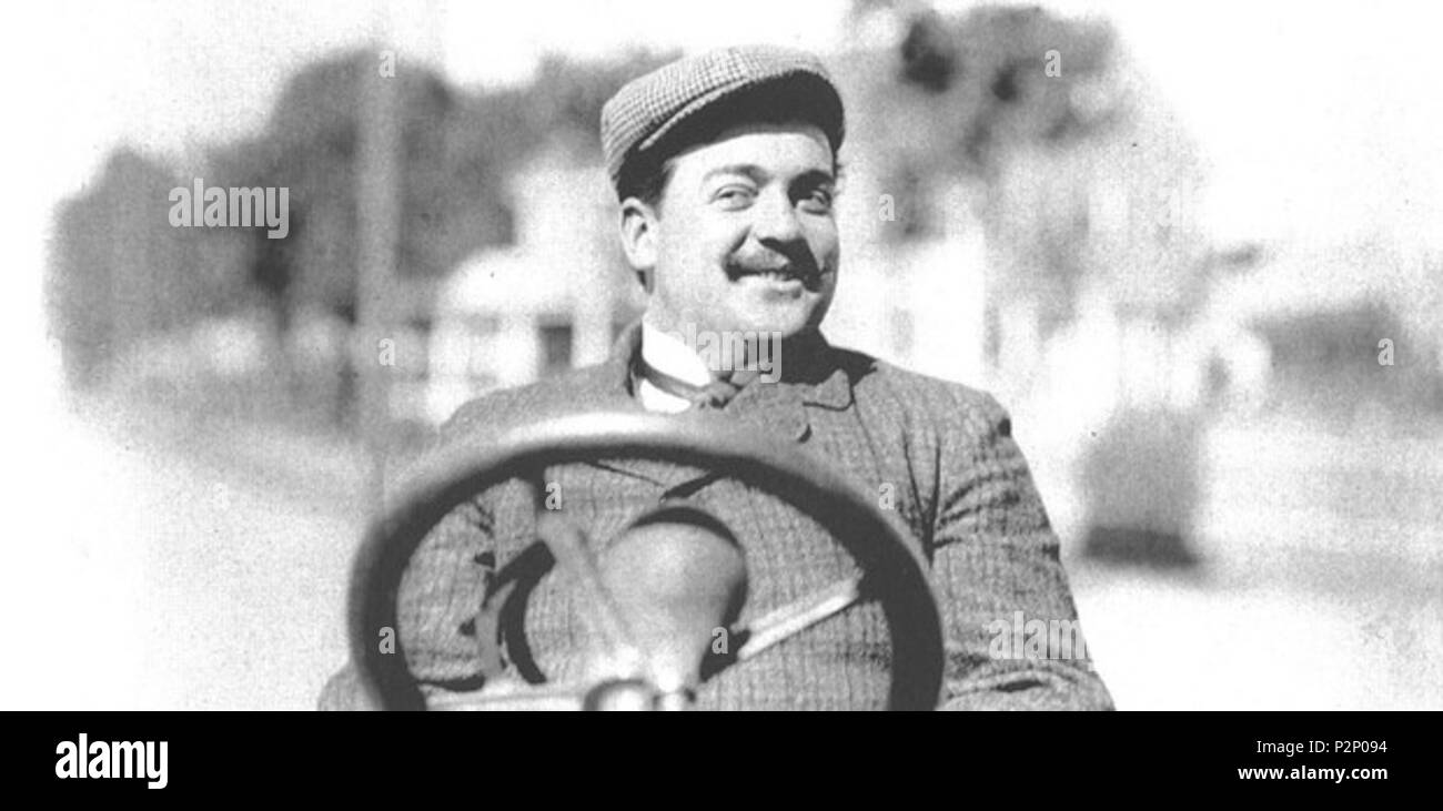 . English: Italian racing driver Vincenzo Lancia at the 1905 Vanderbilt Cup Race. He was Fiats testdriver until he started the Lancia carmake in 1906.[1] . 12 April 2016. Unknown photographer 92 VincenzoLancia-1905 Stock Photo