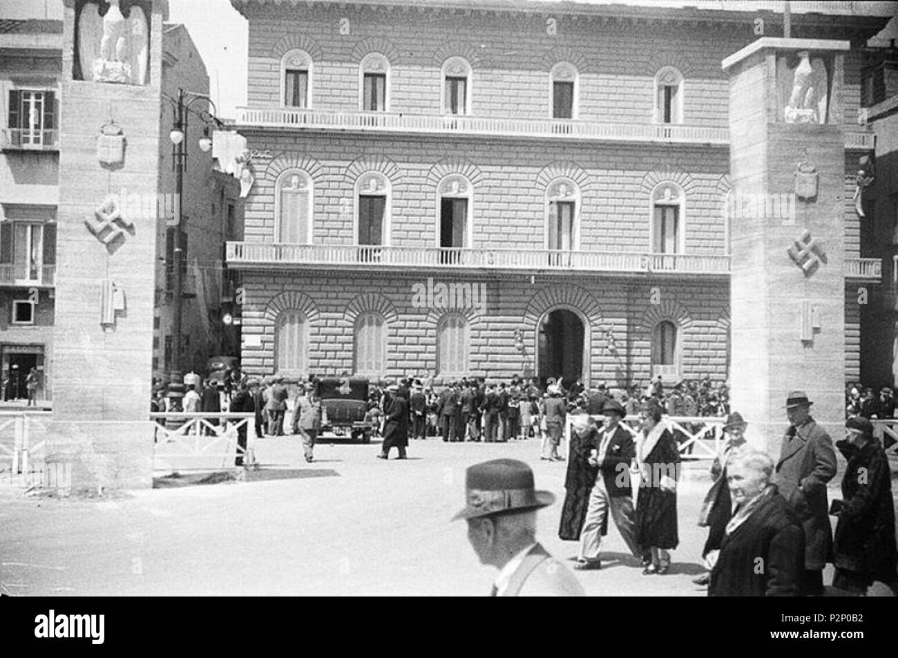 . Italiano: visita di Hitler a Napoli nel 1938, colonne con simboli ...