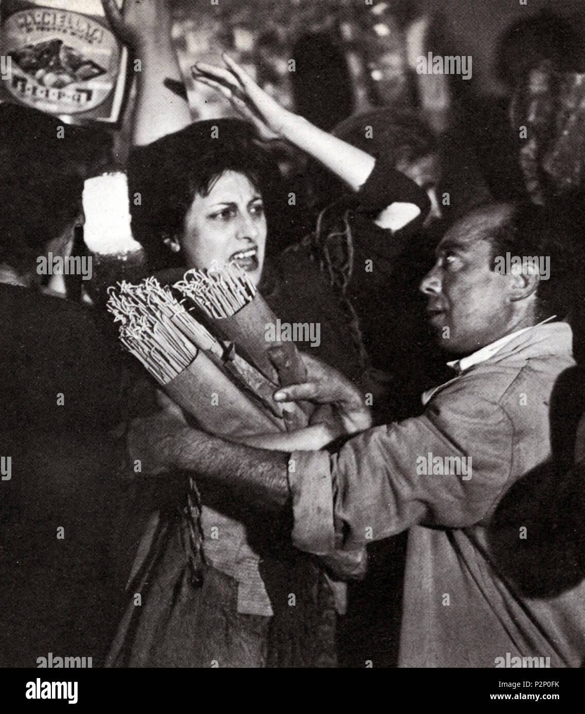 . Italiano: Screen schot : Anna Magnani e Ughetto Bertucci in L'Onorevole Angelina (1948) de Mario Mattoli . 1947. Unknown 7 Anna Magnani 48 Stock Photo