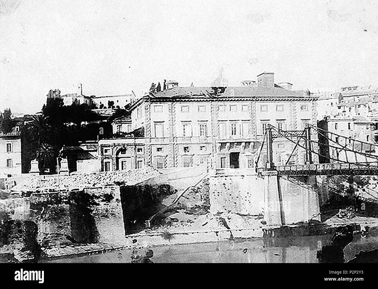 . Italiano: Roma, palazzo Salviati alla Lungara. Sulla destra, il ponte dei Fiiorentini (popolarmente detto Ponte del soldino). Costruito tra San Giovanni dei Fiorentini e piazza della Rovere da una società privata nel 1863 e demolito nel 1941 e sostituito dal ponte Pincipe Amedeo, richiedeva un pedaggio di 5 centesimi (1 soldo) per essere attraversato. La foto è precedente alla costruzione dei muraglioni (1875-1900). 19 November 2013, 09:29:24. Unknown 67 Palazzo salviati roma Stock Photo