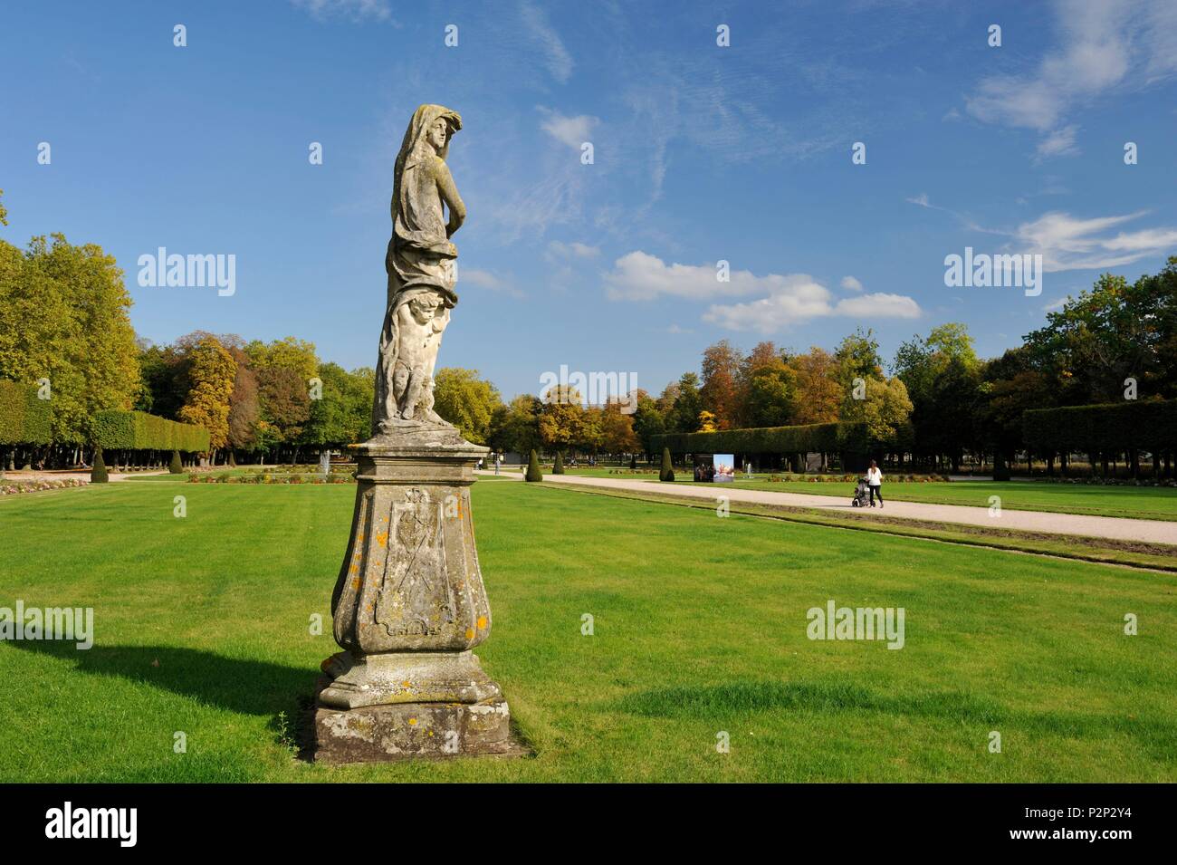 Statue formal garden hi-res stock photography and images - Alamy