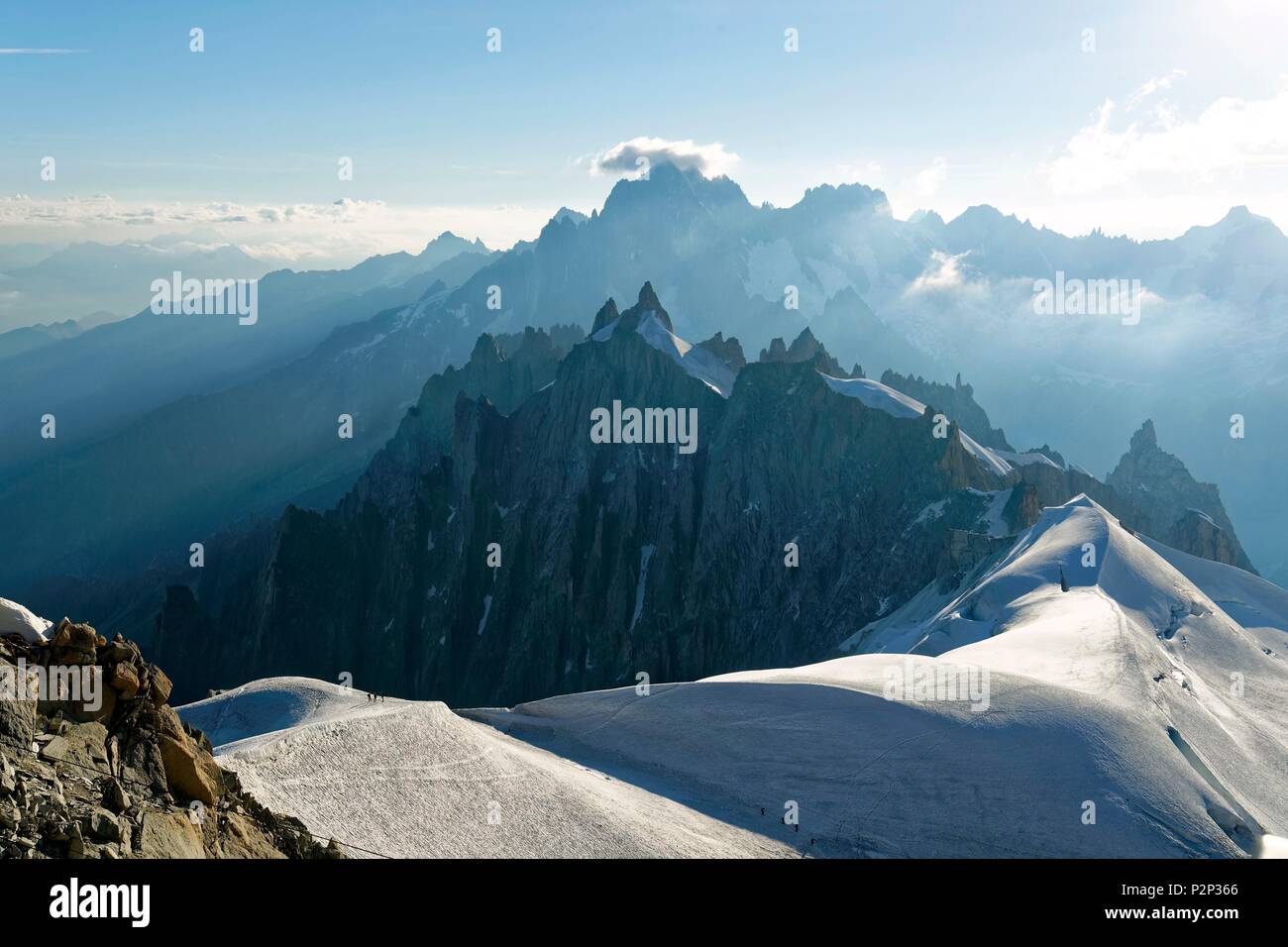 France, Haute Savoie, Chamonix Mont Blanc, alpinists on the ridge of the aiguille du Midi (3848m), Mont-Blanc range, descent of the Vallée Blanche Stock Photo