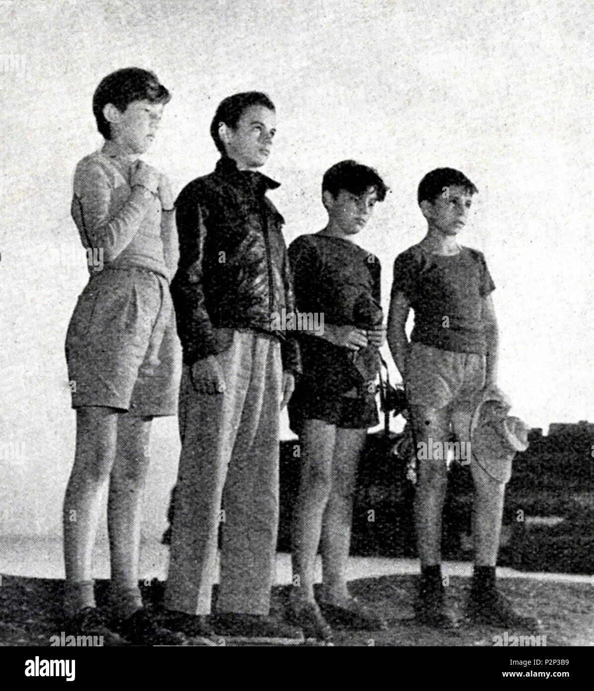 . Italiano: Mario Girotti (aka Terence Hill) il secondo a sinistra . 1951. Unknown 54 Mariogirotti5 Stock Photo