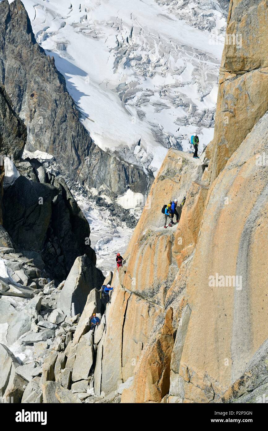 France, Haute Savoie, Chamonix Mont Blanc, alpinists on the ridge of the aiguille du Midi (3848m), Mont-Blanc range Stock Photo