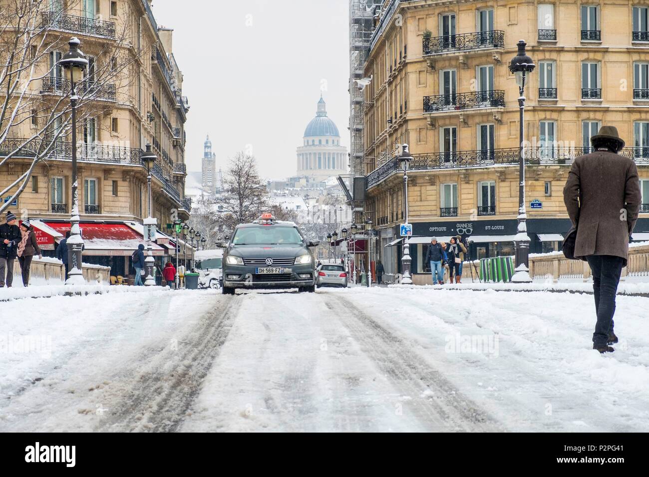 France, Paris, area listed as World Heritage by UNESCO, the Pantheon bridge at the bottom, snowfalls on 07/02/2018 Stock Photo