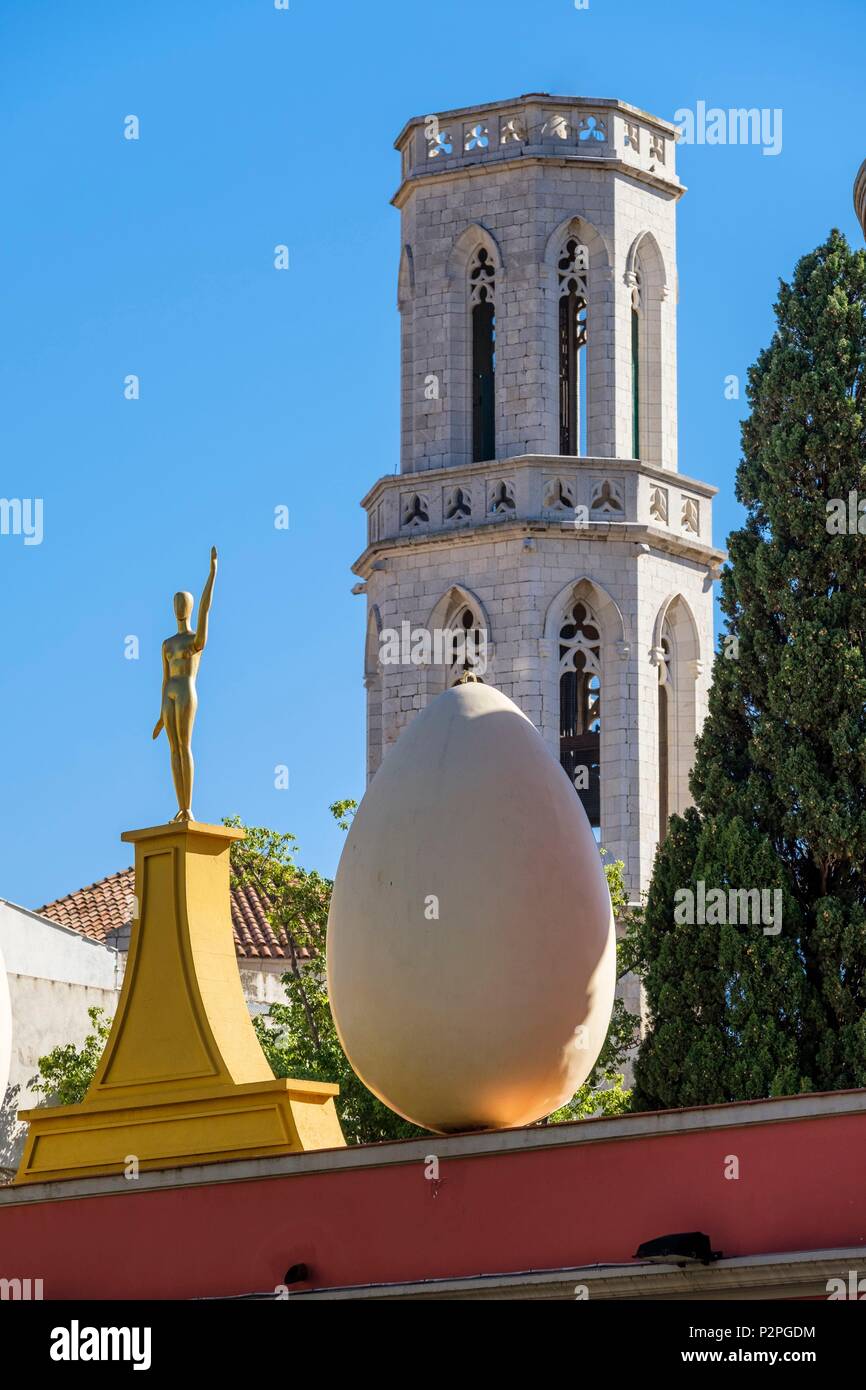 Spain, Catalonia, Figueras, Dali Theatre and Museum dedicated to the artist Salvador Dali in his home town of Figueras and Sant Pere church Stock Photo