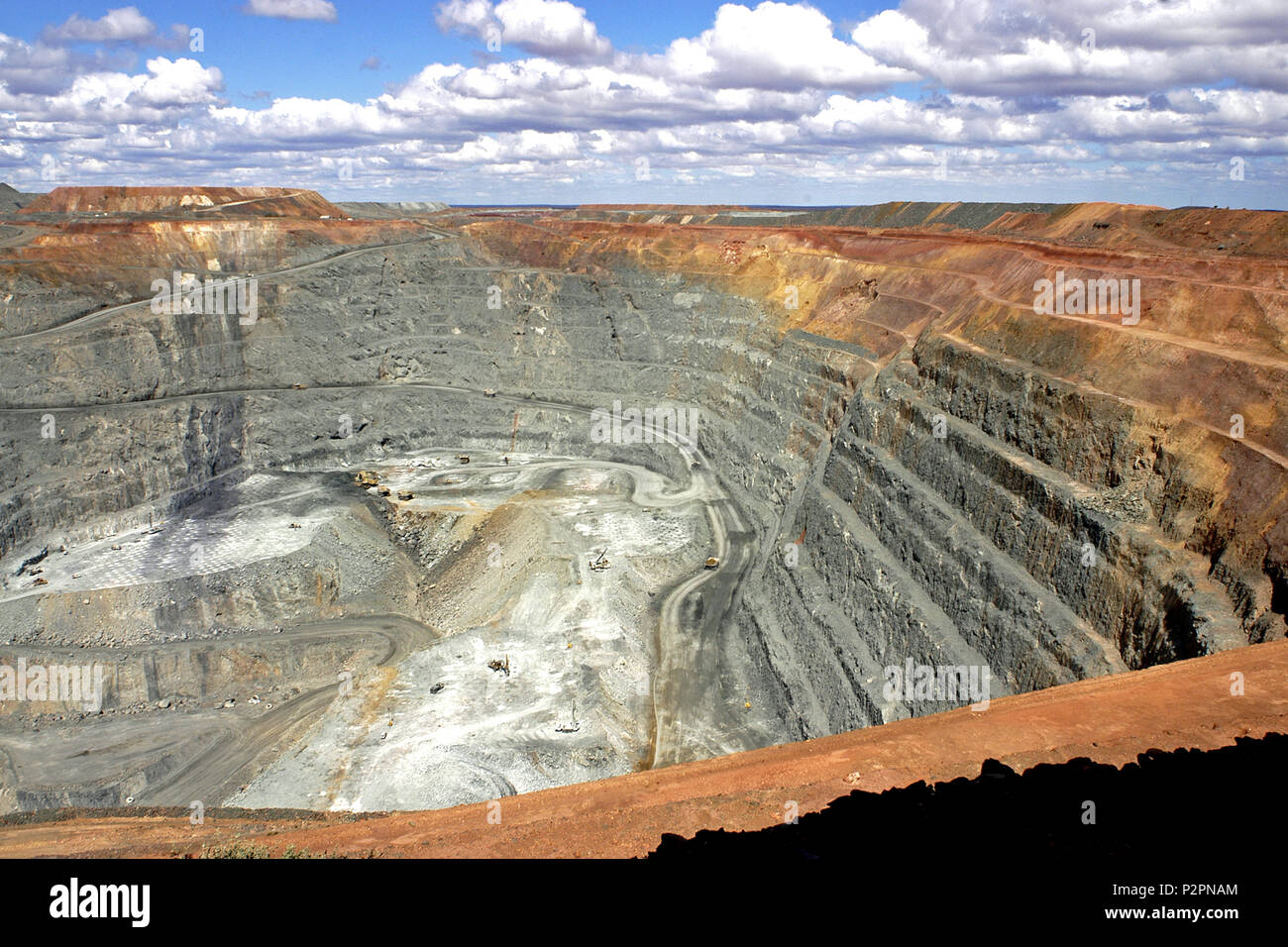 Open cut mining gold mine Kalgoorlie, Western Australia. The Fimiston Pit, known as the Super Pit, was Australia's largest open cut mine Stock Photo - Alamy