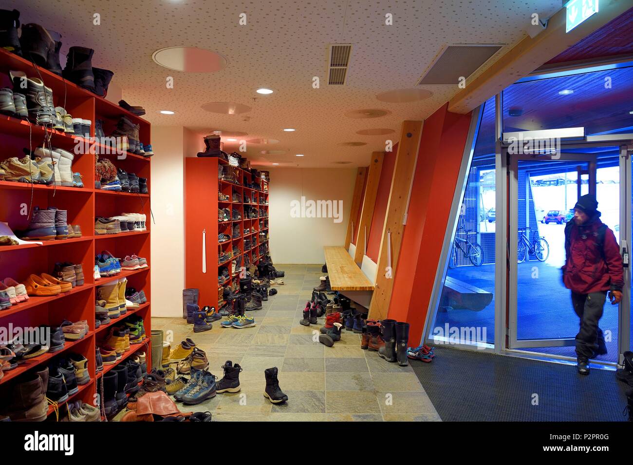 L'homme enlève ses chaussures Photo Stock - Alamy