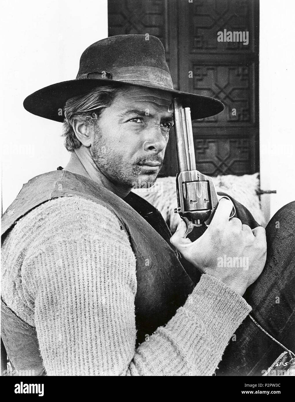 . English: Production photograph of actor Tony Anthony as 'The Stranger' in the Spaghetti Western 'A Stranger in Town' (1967). 1966. Primex Italiana, Taka Productions 87 Tony Anthony (actor) Stock Photo