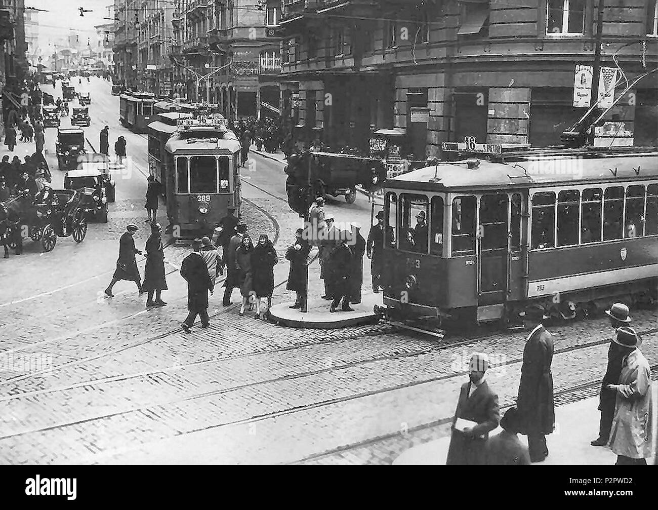 . Italiano: 31 dicembre 1929, ultimo giorno dei tram al centro di Roma. Largo del Tritone. 31 December 1929. atac 88 Tram 1929 (1) Stock Photo