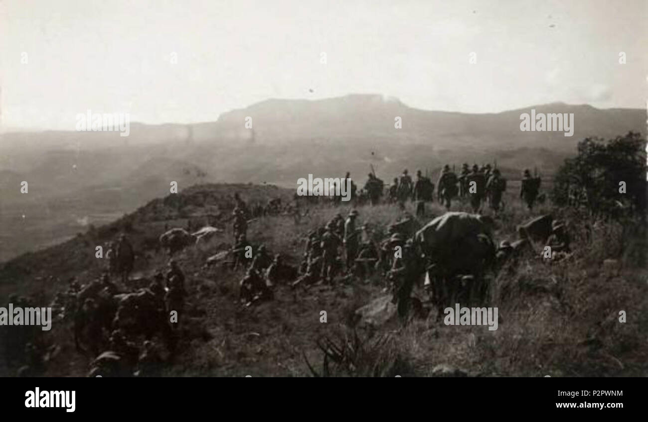 88 Truppe italiane in movimento (sullo sfondo l’Amba Aradam) Stock Photo
