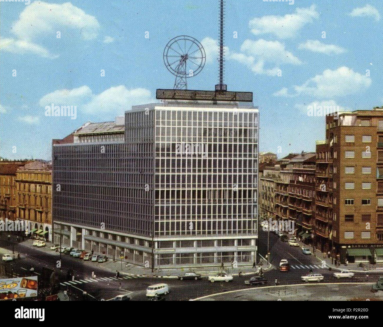 . Italiano: Il cosiddetto 'Palazzo di Fuoco' a Milano, in viale Monza n. 2, all'angolo con piazzale Loreto e via Padova. Fu costruito dal 1959 al 1962 su progetto di Giulio Minoletti e Giuseppe Chiodi. After 1962. Cartolina storica 56 Milano Palazzo di Fuoco Stock Photo