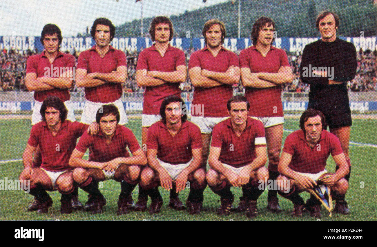 . Italiano: Una formazione dell'Arezzo nella stagione 1973-74. Da sinistra, in piedi: Di Prospero, L. Mujesan, P. Cencetti, M. Fara, F. Righi, G. Alessandrelli; accosciati: P. Piras, D. Neri, Giulianini, L. Tonani (capitano), B. Vergani. circa 1973. Unknown 89 US Arezzo 1973-74 Stock Photo
