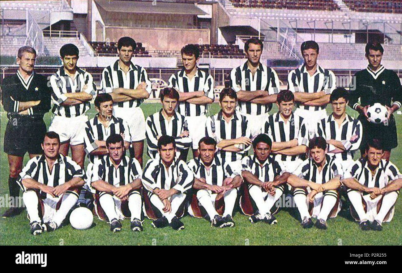. Italiano: La rosa della Juventus nella stagione 1966-67, in posa all'interno dello stadio Comunale di Torino. between 1966 and 1967. Unknown 44 Juventus 1966-1967 Stock Photo