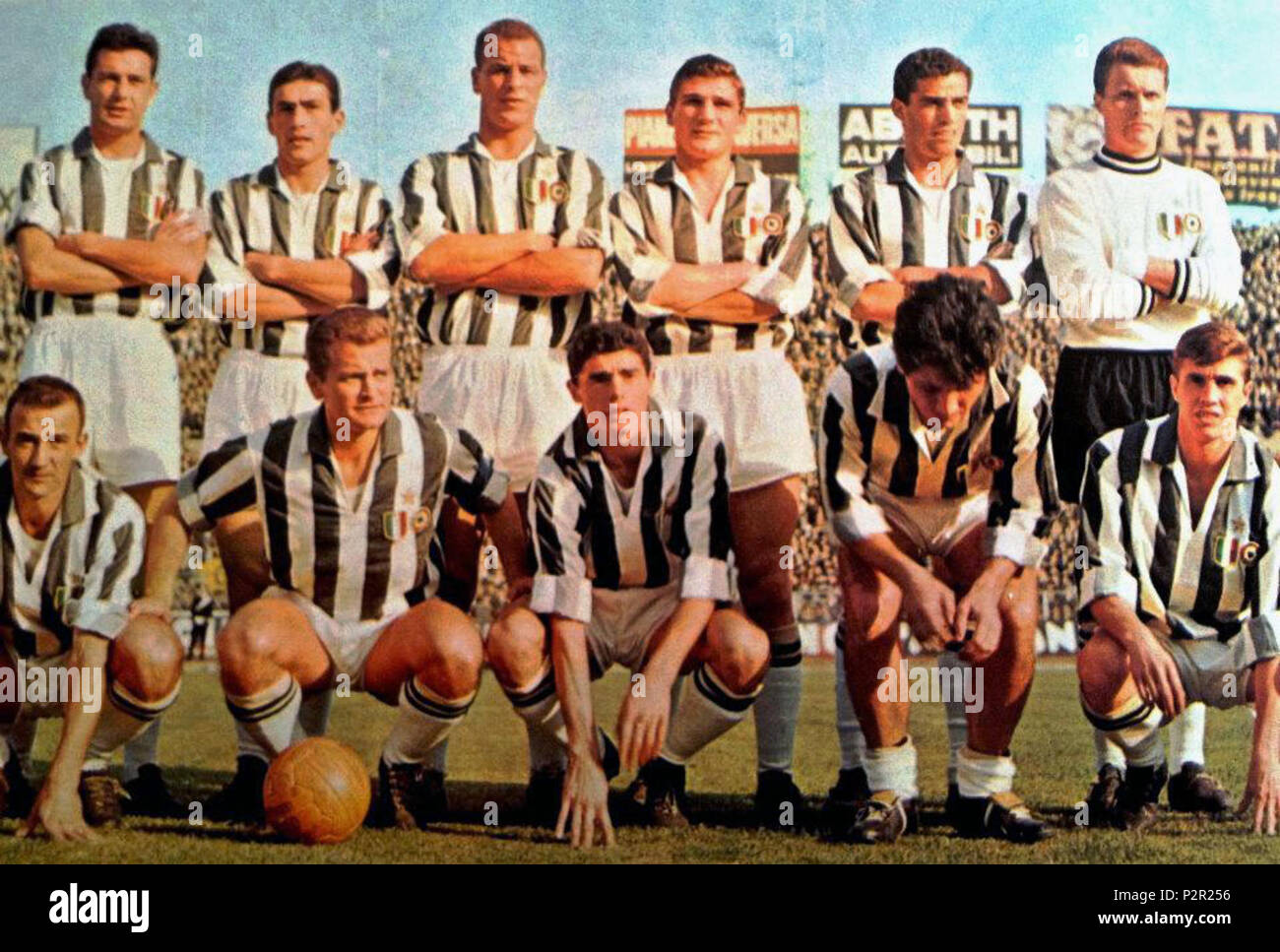 . Italiano: Una formazione della Juventus nella stagione 1960-61. Da sinistra, in piedi: U. Colombo, T. Burgnich, J. Charles, G. Leoncini, B. Nicolè, G. Vavassori; accosciati: S. Cervato, G. Boniperti (capitano), B. Mora, O. Sívori, B. Sarti. between 1960 and 1961. Unknown 44 Juventus 1960-61 Stock Photo