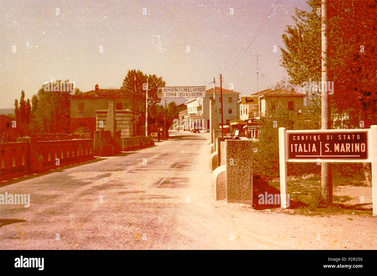 Italiano Confine Tra Italia E San Marino Nel 1957 1957 Unknown 19 Confine Italia San Marino 1957 Stock Photo Alamy