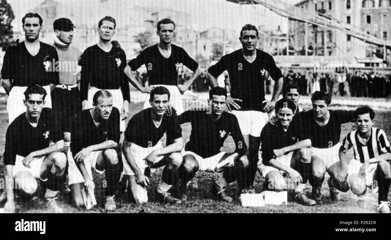 . A line-up of A.C. Perugia in the 1933–34 season. From left to right, standing: O. Sola, E. Pangrazi, A. Preti, Lolli, R. Mancini; crouched: Vitalesta, E. Brossi, G. Zanni, G. Scategni, L. G. Nebbia (II), A. Tiberti. between 1933 and 1934. Unknown 9 Associazione Calcio Perugia 1933-34 Stock Photo