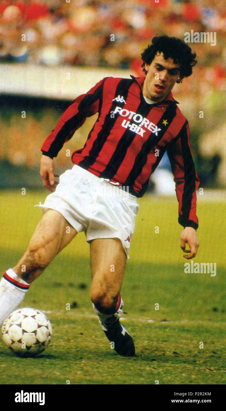 . Italiano: Il calciatore italiano Roberto Donadoni in azione al Milan nella stagione 1986-87. between 1986 and 1987. Unknown 76 Roberto Donadoni, Milan 1986-87 Stock Photo