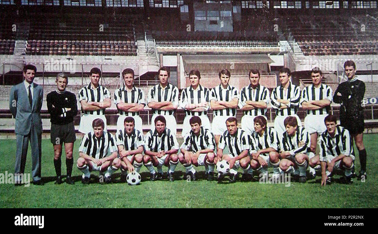 Italiano: La rosa della Juventus campione d'Italia nella stagione 1966-67  in posa all'interno dello stadio Comunale di Torino. circa 1966. Unknown 45  Juventus Football Club 1966-67 Stock Photo - Alamy