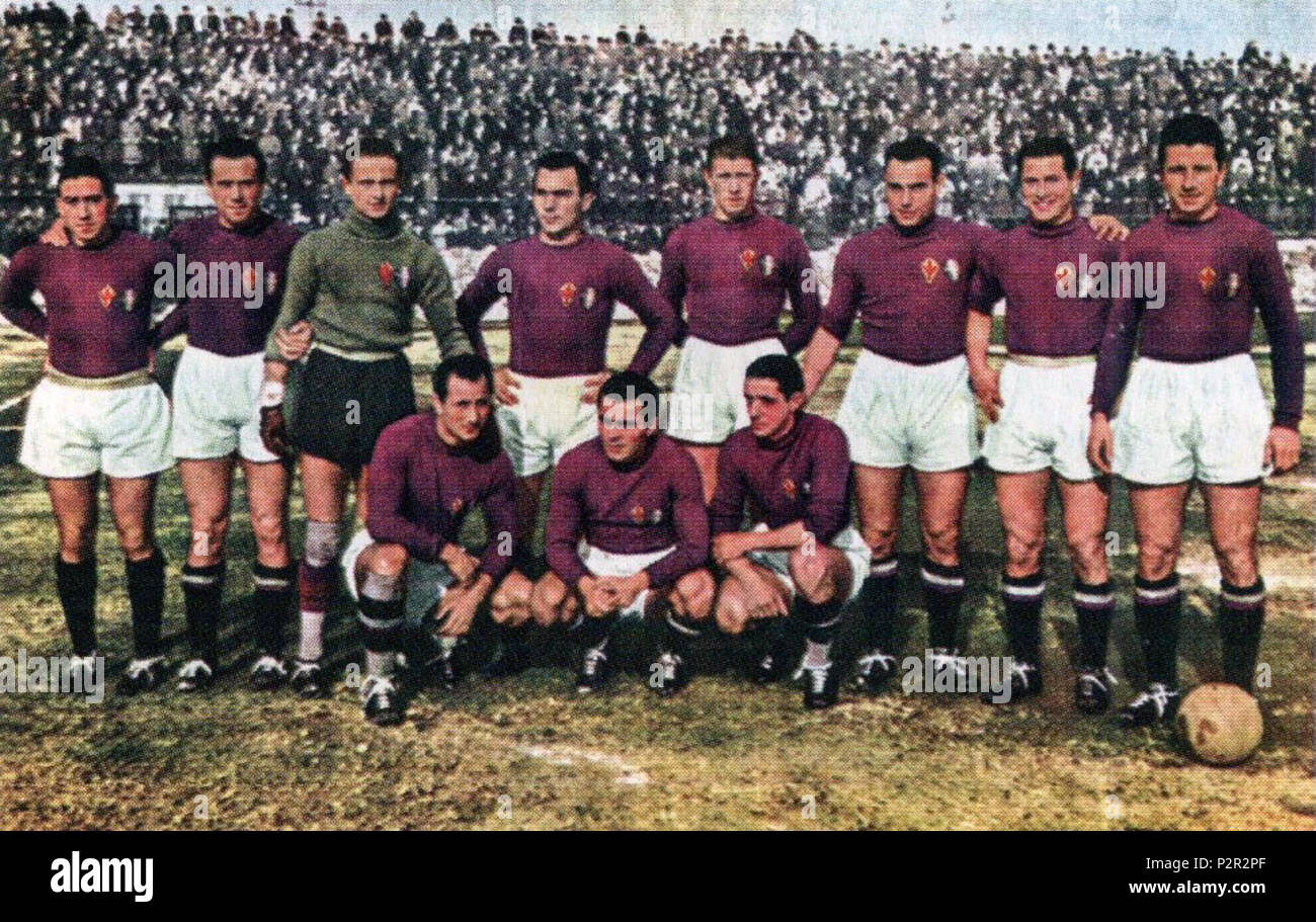 . Italiano: Una formazione della Fiorentina nella stagione 1940-41. Da sinistra, in piedi: R. Menti (III), G. Bigogno, L. Griffanti (capitano), G. Baldini, F. Valcareggi, C. Piccardi, R. Penzo, G. Poggi (II); accosciati: D. Di Benedetti, G. Ellena, G. Geigerle. between 1940 and 1941. Unknown 9 Associazione Calcio Fiorentina 1940-1941 Stock Photo