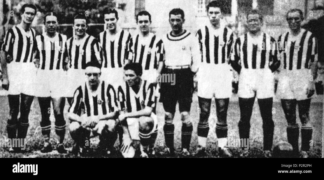 . Italiano: Una formazione della Juventus nella stagione 1935-36. Da sinistra, in piedi: G. Varglien (II), V. Rosetta, P. Serantoni, F. Borel (II), G. Prendato, E. Staccione, A. G. Borel (I), L. Monti, M. Varglien (I); accosciati: L. Bertolini, A. Foni. between 1935 and 1936. Foto Archivio GS and Collezione Lamberto Bertozzi 30 Foot-Ball Club Juventus 1935-1936 Stock Photo