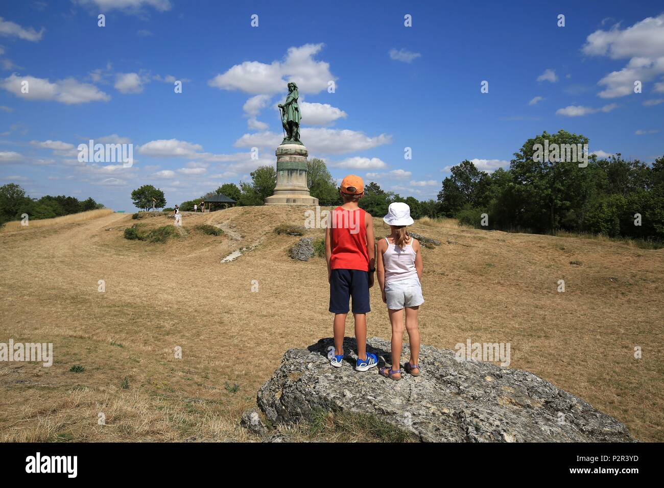France, Cote d'Or, Alise Sainte Reine, children admiring the statue in memory of Vercingetorix by sculptor Aimé Millet at the top of Mont Auxois Stock Photo