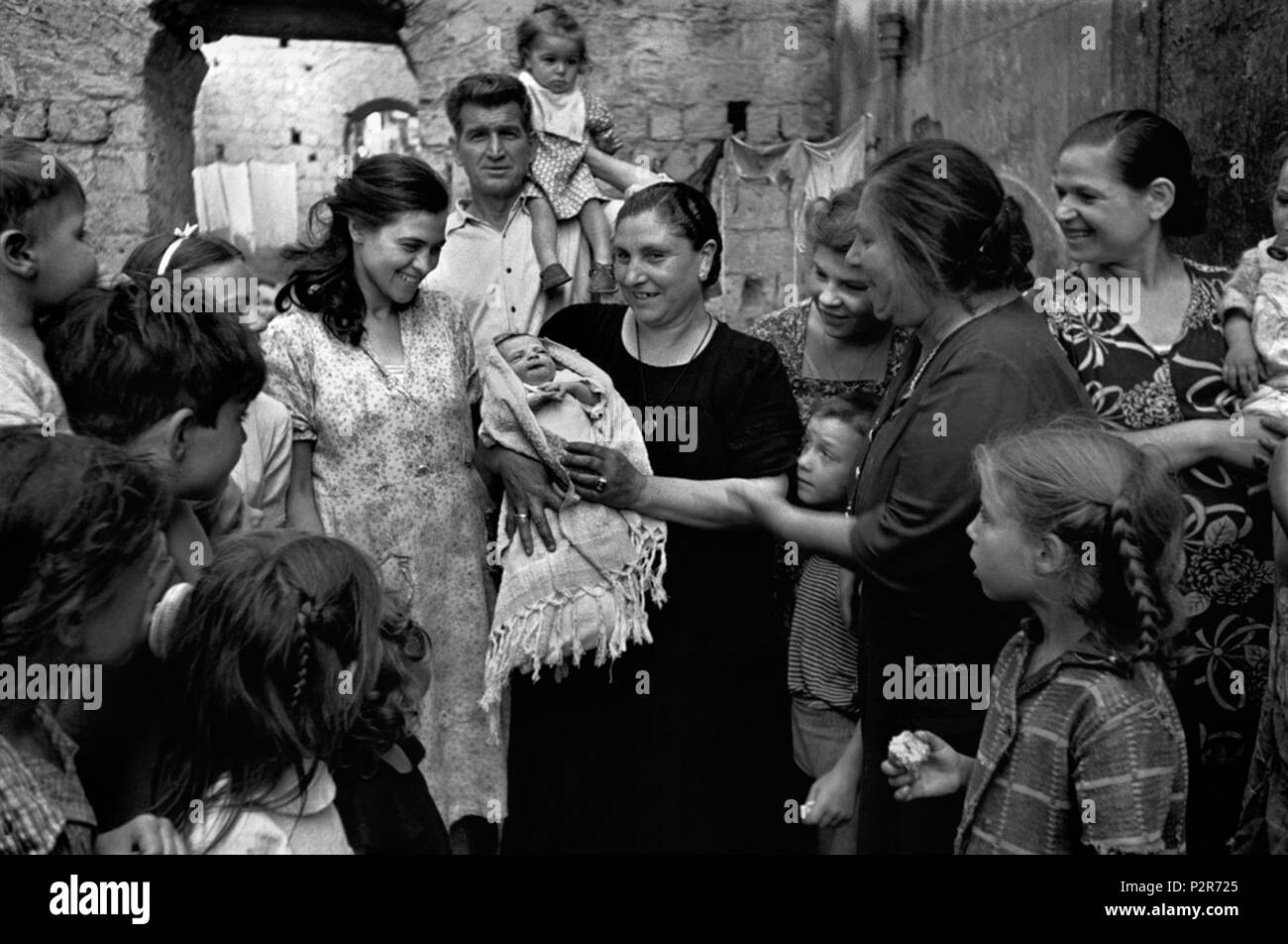 . English: David Seymour Naples. 1948 . 7 January 1948, 14:59:51. David Seymour 59 Naples, Italy 1948. Women with children Stock Photo