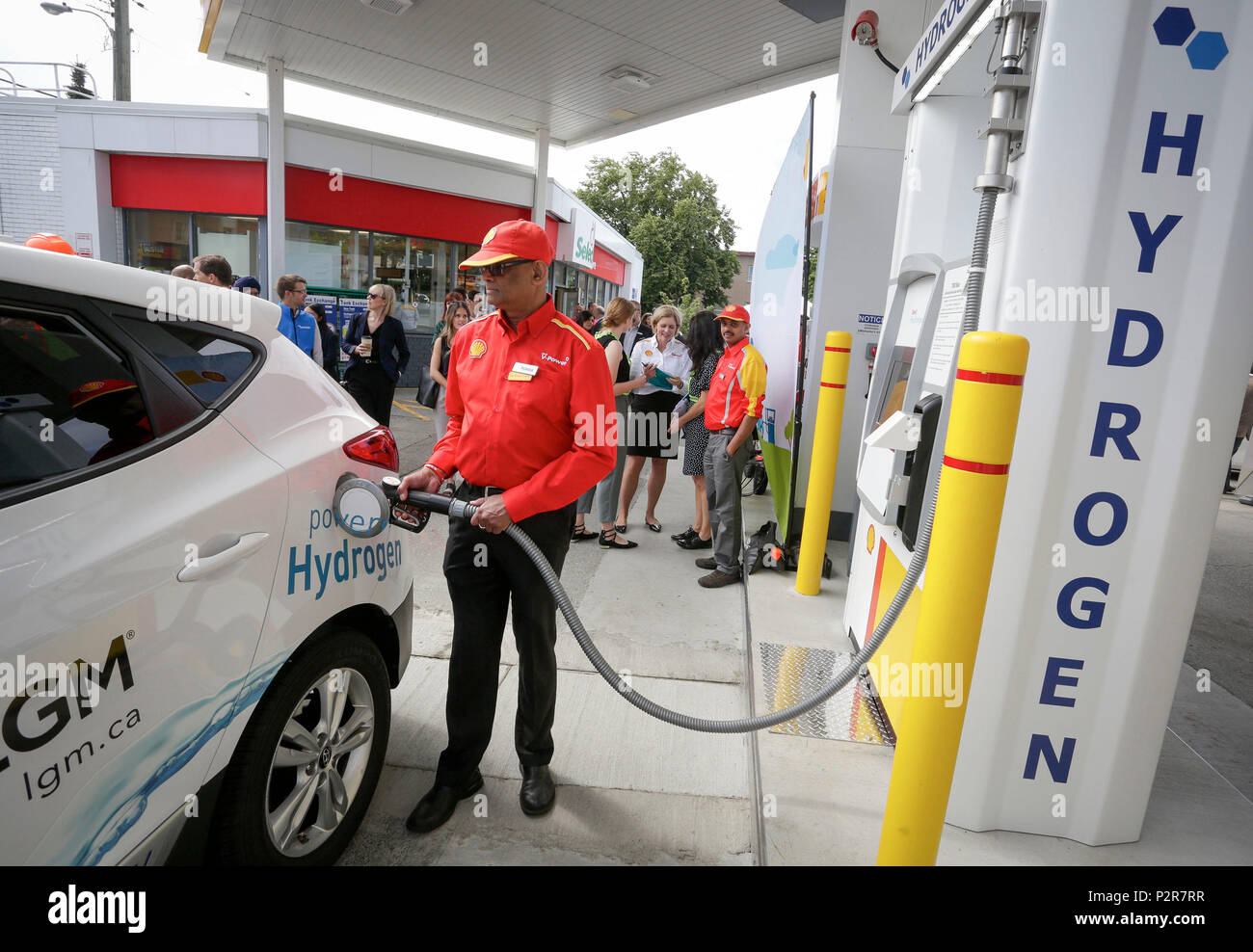 Vancouver, Canada. 15th June, 2018. A staff member refuels a hydrogen