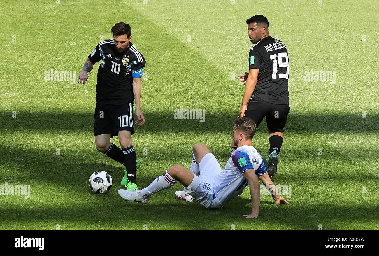 Moscow, Russia. 16th Jun, 2018. Lionel MESSI of Argentina contests ball with Kari ARNASON of Iceland alongside Sergio AGUERO (d) of Argentina during the match between Argentina and Iceland valid for the 2018 World Cup held at the Otkrytie Arena (Spartak) in Moscow, Russia. Credit: Foto Arena LTDA/Alamy Live News Credit: Foto Arena LTDA/Alamy Live News Stock Photo