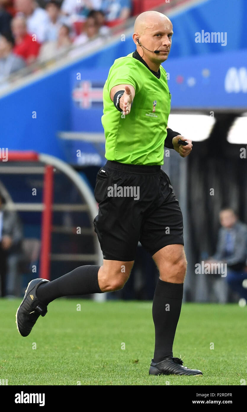 Moscow, Russia. 16th Jun, 2018. Moscow, Russia. 16 June 2018, Russia, Moscow, Soccer, FIFA World Cup 2018, Group D, Matchday 1 of 3, Argentina vs Iceland at the Spartak Stadium: Referee Szymon Marciniak points out a penalty. Photo: Federico Gambarini/dpa Credit: dpa picture alliance/Alamy Live News Stock Photo