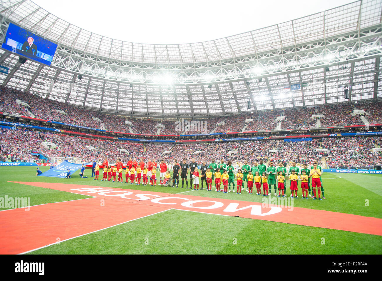 The teams present themselves to the spectators in the Luzhniki stadium, present, line up, full figure, landscape, Russia (RUS) - Saudi Arabia (KSA) 5: 0, preliminary round, group A, match 1, on 14.06.2018 in Moscow; Football World Cup 2018 in Russia from 14.06. - 15.07.2018. | usage worldwide Stock Photo