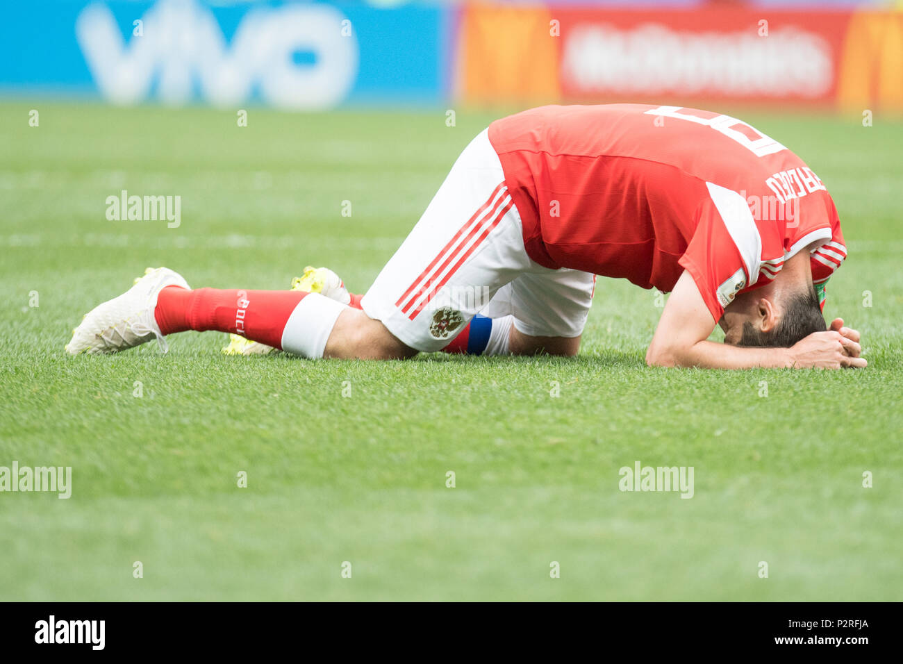 Moscow, Russland. 14th June, 2018. Alan DZAGOEV (RUS) is injured on the pitch and has to be replaced, injury, full figure, landscape, Russia (RUS) - Saudi Arabia (KSA) 5: 0, preliminary round, group A, match 1, on 14.06.2018 in Moscow; Football World Cup 2018 in Russia from 14.06. - 15.07.2018. | usage worldwide Credit: dpa/Alamy Live News Stock Photo