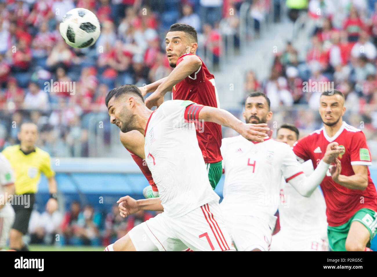 Fltr. Masoud SHOJAEI (IRN) Younes BELHANDA (MAR), Roozbeh CHESHMI (IRN), Romain SAISS (MAR) in the fight for the ball, Action, Morocco (MAR) - Iran (IRN) 0: 1, Preliminary Round, Group B, Game 4, on 15.06.2018 in St.Petersburg; Football World Cup 2018 in Russia from 14.06. - 15.07.2018. | usage worldwide Stock Photo