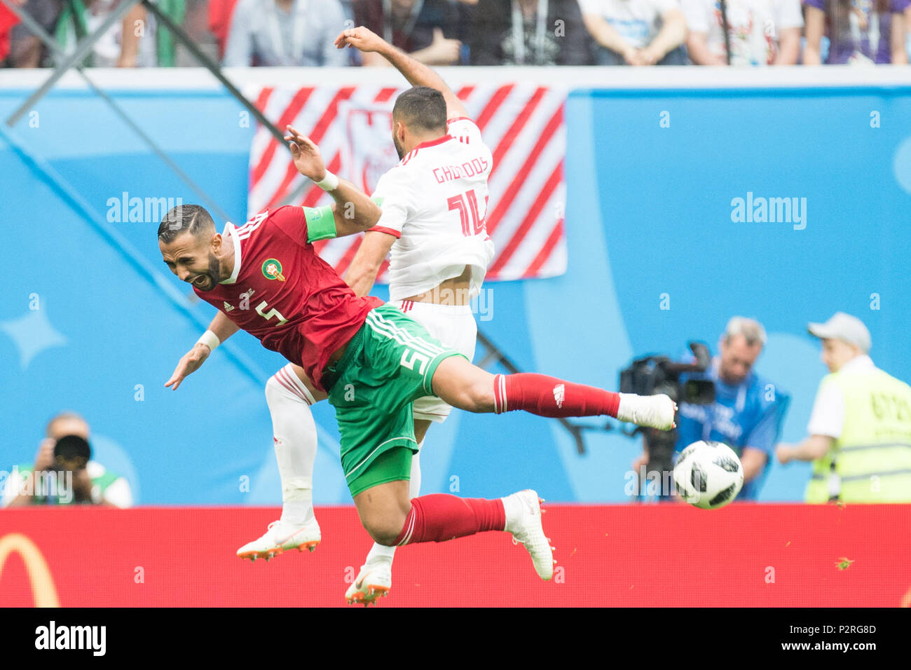 Mehdi BENATIA (left, MAR) versus Saman GHODDOS (IRN), Action, duels, Morocco (MAR) - Iran (IRN) 0: 1, Preliminary Round, Group B, Game 4, on 15.06.2018 in St.Petersburg; Football World Cup 2018 in Russia from 14.06. - 15.07.2018. | usage worldwide Stock Photo