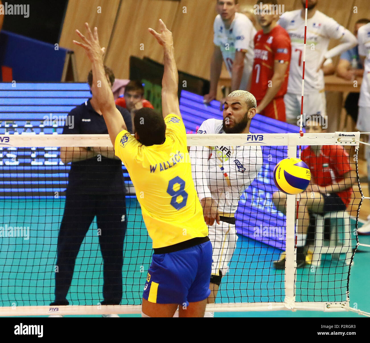 Varna, Bulgaria. 16th June, 2018. from left Wallace de SOUZA (Brazil), Earvin NGAPETH (France), .mens Volleyball Nations League, week 4, Brazil vs Francel, Palace of culture and sport, Varna/Bulgaria, June 16, 2018, the fourth of 5 weekends of the preliminary lap in the new established mens Volleyball Nationas League takes place in Varna/Bulgaria. Credit: Wolfgang Fehrmann/ZUMA Wire/Alamy Live News Stock Photo