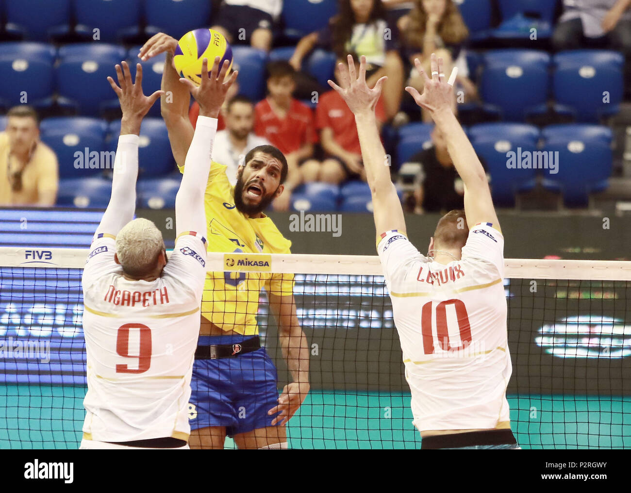 Varna, Bulgaria. 16th June, 2018. from left Earvin NGAPETH (France), Wallace de SOUZA (Brazil), Kevin LE ROUX (France), .mens Volleyball Nations League, week 4, Brazil vs Francel, Palace of culture and sport, Varna/Bulgaria, June 16, 2018, the fourth of 5 weekends of the preliminary lap in the new established mens Volleyball Nationas League takes place in Varna/Bulgaria. Credit: Wolfgang Fehrmann/ZUMA Wire/Alamy Live News Stock Photo
