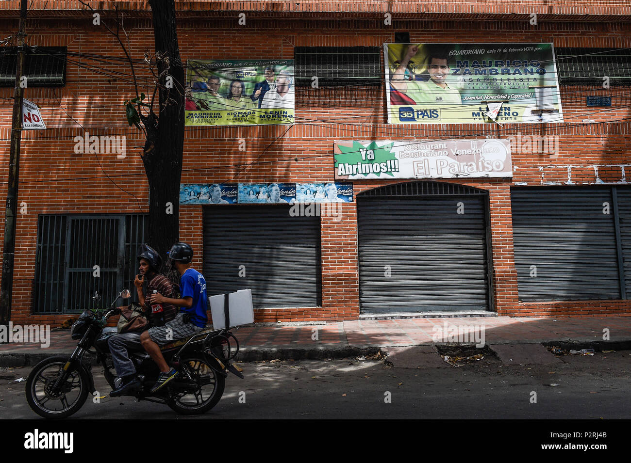 エル Tear gas explosion hi-res stock photography and images - Alamy
