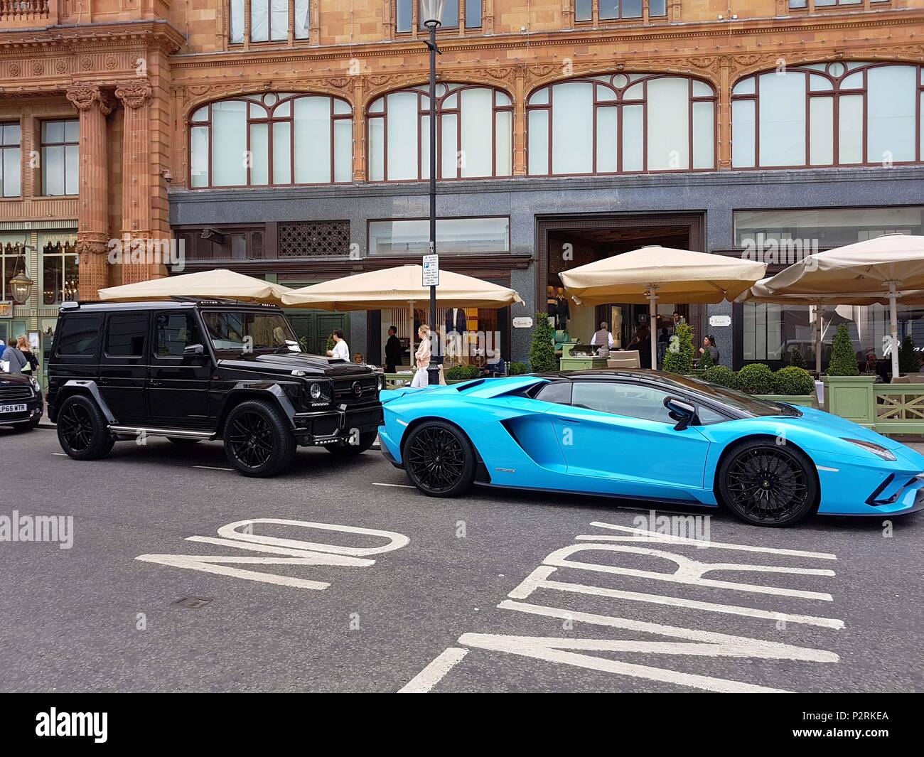 Car Parked Outside Harrods Store Stock Photo Alamy